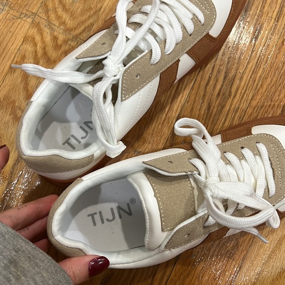 brand new sneakers - Picture 3 of 5